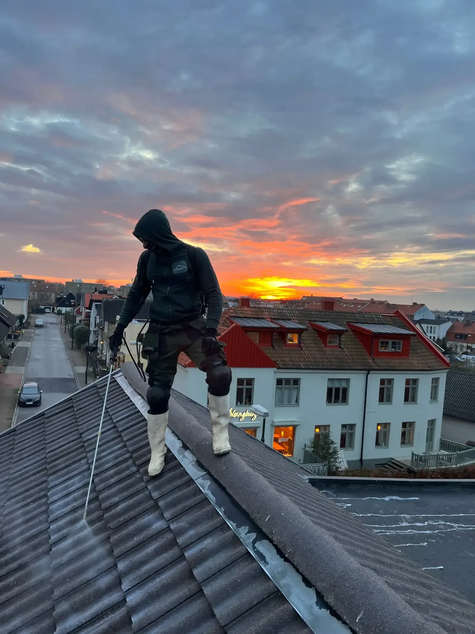 Närbild på tegeltak med mossa och rent tak
